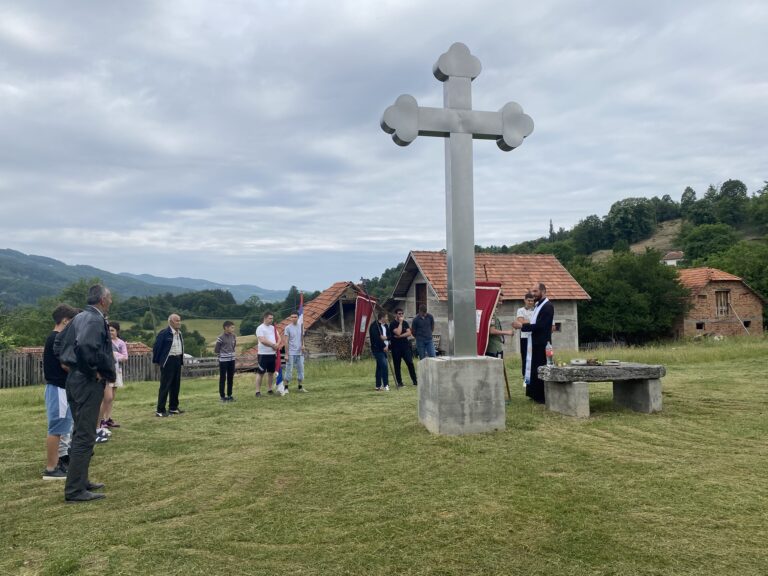 Постављање крста на Ливадку