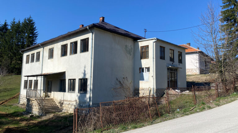 Реновирање сале у школи у Рогама